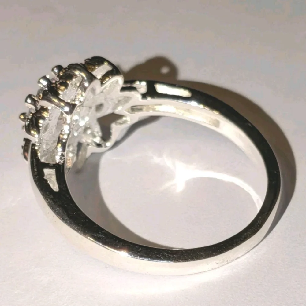 Elegant 925 Sterling Silver Floral Ring Sz 8